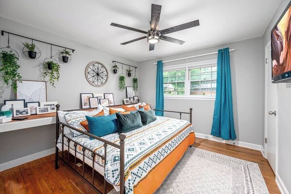 3 bedrooms, iron/ironing board, WiFi, bed sheets