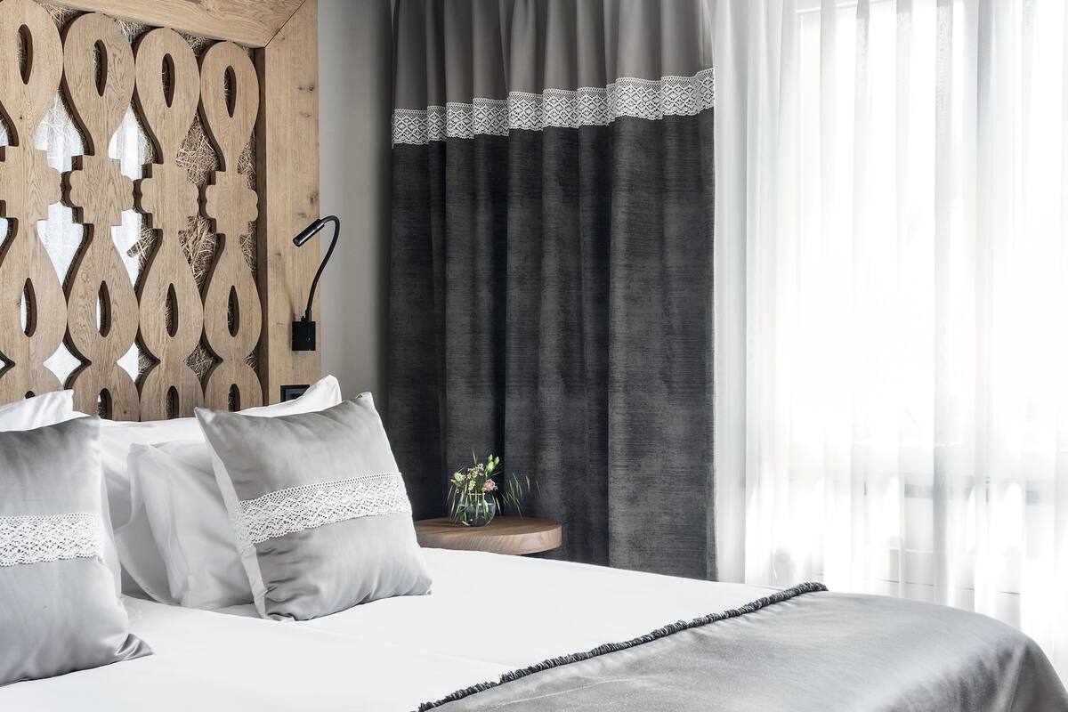 Boutique Double Room | Hypo-allergenic bedding, in-room safe, desk, soundproofing