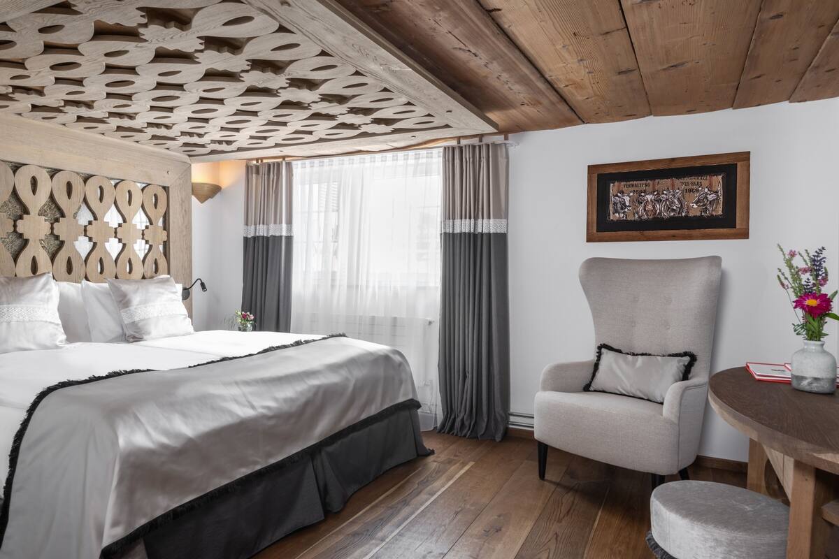 Boutique Double Room Traditional | Hypo-allergenic bedding, in-room safe, desk, soundproofing