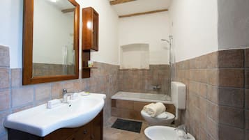 Biệt thự dành cho gia đình, nhiều phòng ngủ, cạnh núi (Timeless l' Antico Mulino Della) | Phòng tắm | Vòi sen/bồn tắm kết hợp, máy sấy tóc, chậu vệ sinh/vòi rửa, khăn tắm