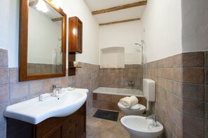 Family Villa, Multiple Bedrooms, Mountainside (Timeless l' Antico  Mulino Della) | Bathroom | Combined shower/bathtub, hair dryer, bidet, towels - Timeless l' Antico Mulino Della Bozza (Brebbia)