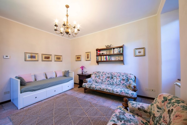 Vila família, vários quartos, ao lado da montanha (Timeless l' Antico Mulino Della) | Sala de estar | TV 21 polegadas com canais a cabo, lareira, aparelho de som