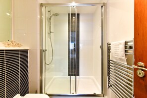 Deluxe-lejlighed | Badeværelse | Gratis toiletartikler, hårtørrer, håndklæder, Sæbe