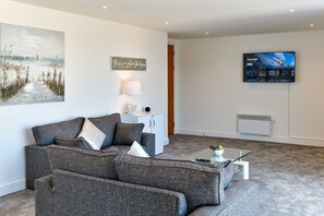 Leilighet – deluxe | Oppholdsområde | En 50-tommers smart-TV med digitale kanaler samt TV