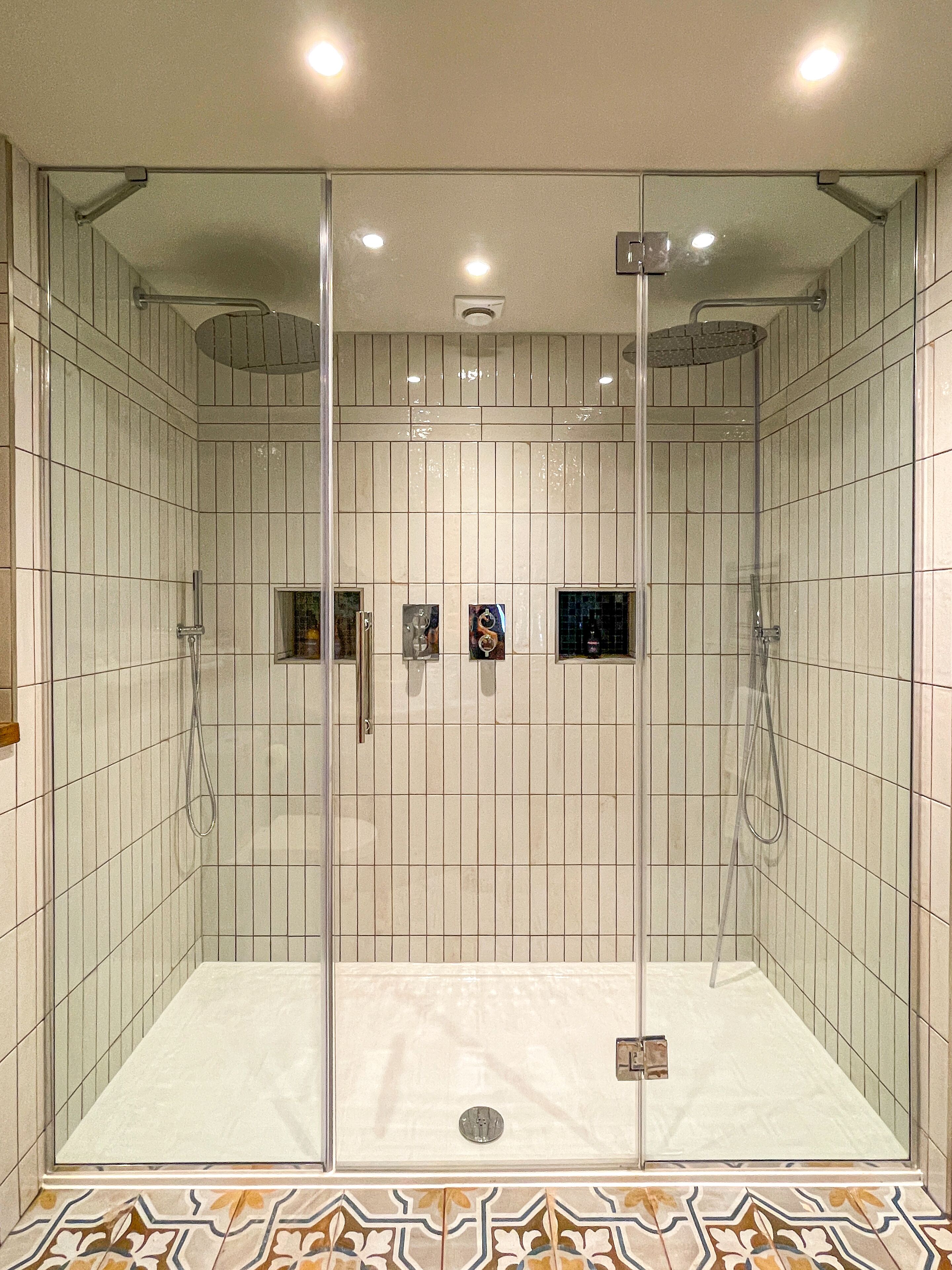 Habitación doble superior | Baño | Ducha y cabezal de ducha tipo lluvia