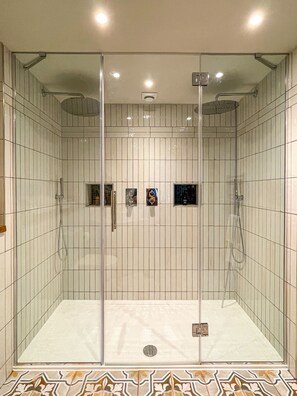 Superior Double Room | Bathroom | Shower, rainfall showerhead, free toiletries, hair dryer - Parador44 (Cardiff)