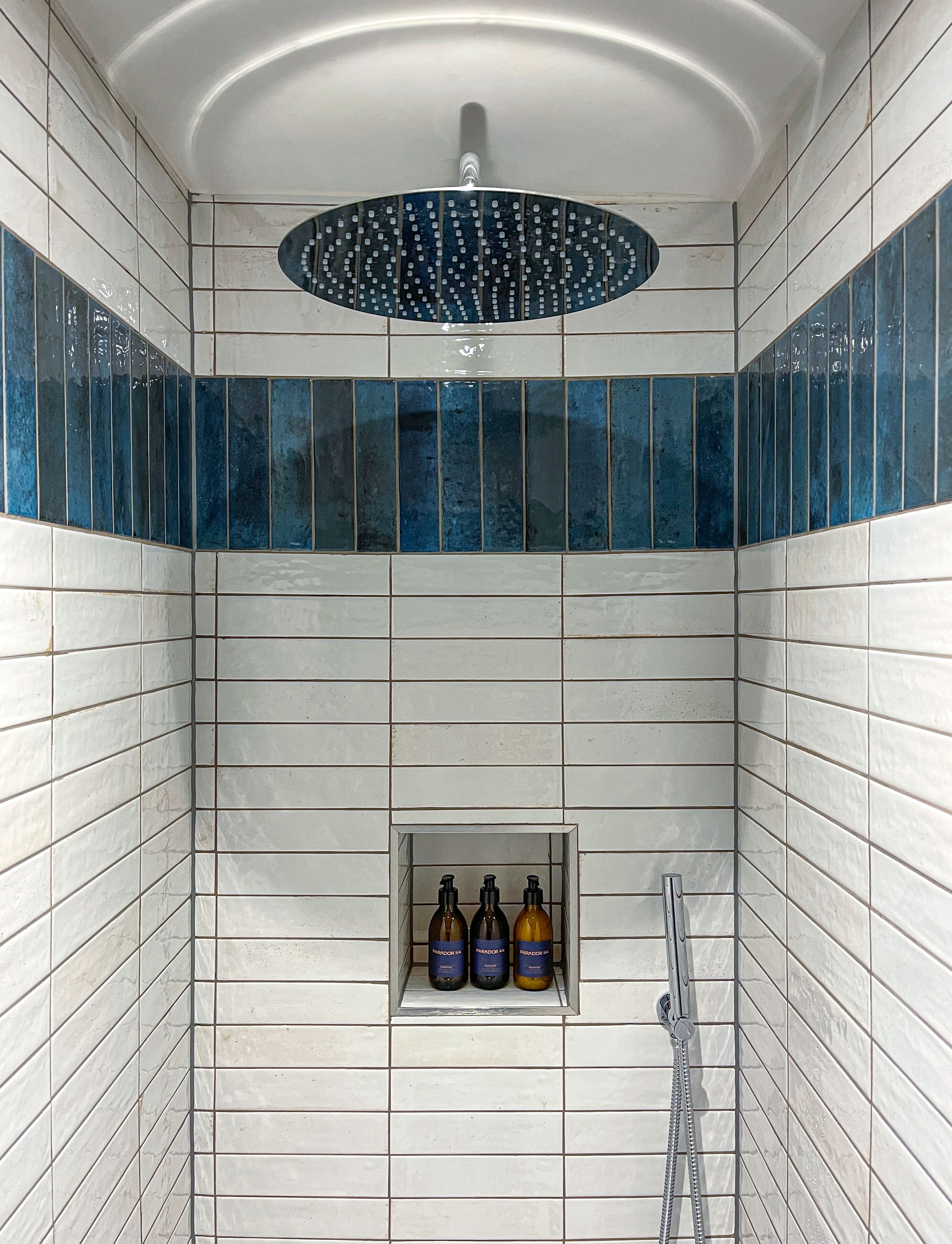 Standaard tweepersoonskamer | Badkamer | Een douche, een regendouche, gratis toiletartikelen, een haardroger