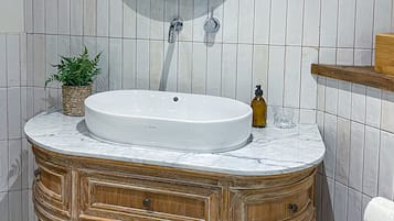 슈피리어 더블룸 | 욕실 | 샤워 시설, 레인폴 샤워기, 무료 세면용품, 헤어드라이어