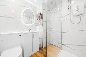 City Apartment | Bathroom - Airy Home with Free Parking in Glasgow (Glasgow)
