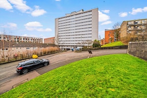 Exterior - Airy Home with Free Parking in Glasgow (Glasgow)