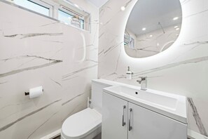 City Apartment | Bathroom | Bathtub, towels - Airy Home with Free Parking in Glasgow (Glasgow)