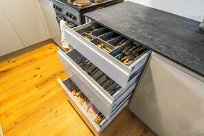 City Apartment | Private kitchen - Airy Home with Free Parking in Glasgow (Glasgow)