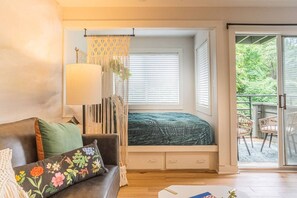 Tabla de planchar con plancha, wifi y ropa de cama