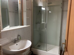 Douche, sĂšche-cheveux, serviettes fournies, shampoing