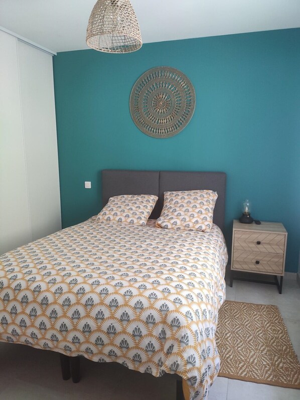 1 habitación, tabla de planchar con plancha y cuna de viaje 