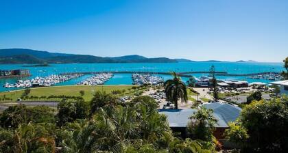 Views Privacy and Comfort in the Heart Of Airlie Beach