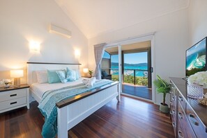 4 bedrooms, free WiFi, bed sheets - Views Privacy and Comfort in the Heart Of Airlie Beach (Airlie Beach)