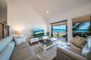 Living area - Views Privacy and Comfort in the Heart Of Airlie Beach (Airlie Beach)
