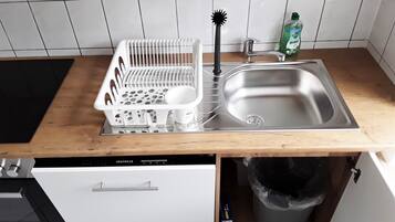 Een koelkast, een oven, een kookplaat, een vaatwasser