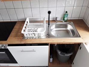 Een koelkast, een oven, een kookplaat, een vaatwasser