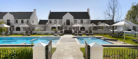 2 outdoor pools