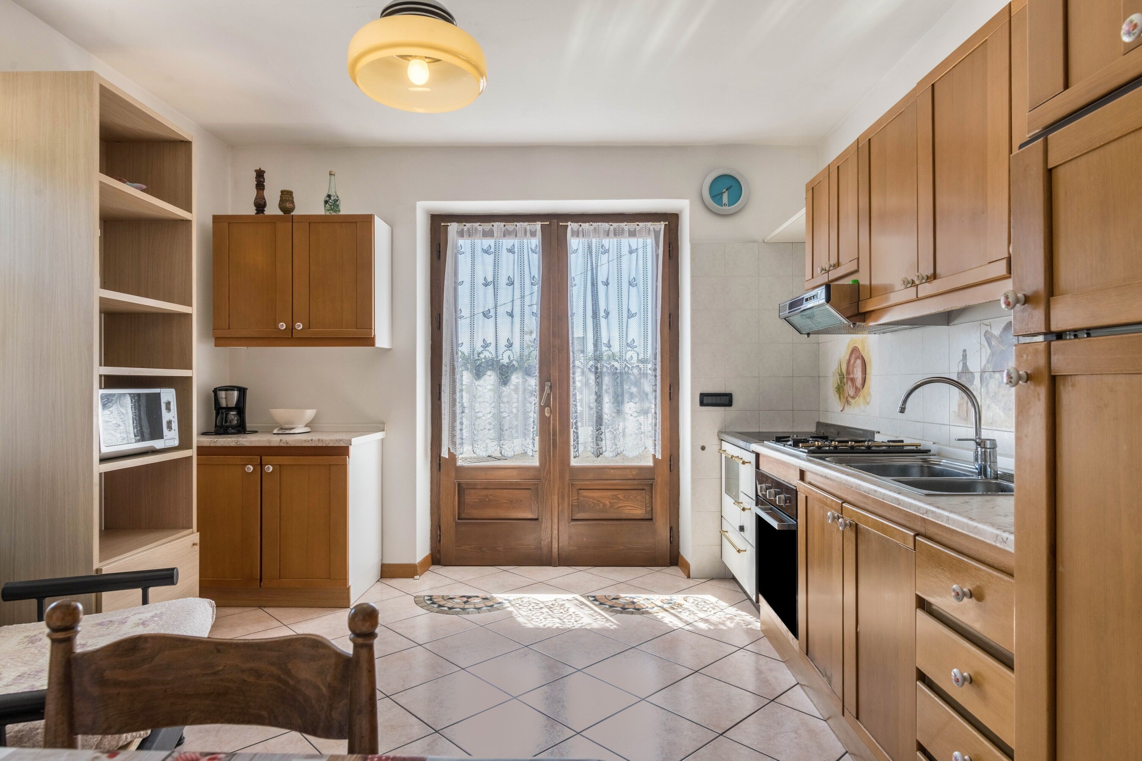 Geladeira, fogão, cooktop, talheres/pratos/utensílios de cozinha