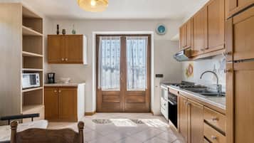 Geladeira, fogão, cooktop, talheres/pratos/utensílios de cozinha