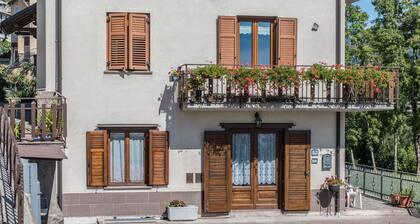 Haustierfreundliche Ferienwohnung 'Tra i Due Laghi' mit Seeblick & Terrasse
