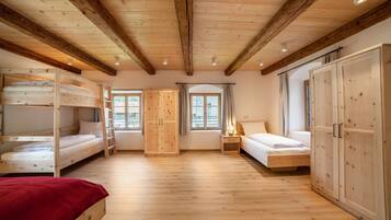 5 Schlafzimmer, Bügeleisen/Bügelbrett, kostenloses WLAN, Bettwäsche