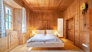 5 bedrooms, iron/ironing board, free WiFi, bed sheets