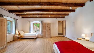 5 bedrooms, iron/ironing board, free WiFi, bed sheets