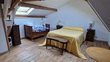 1 habitación, tabla de planchar con plancha, wifi gratis y ropa de cama