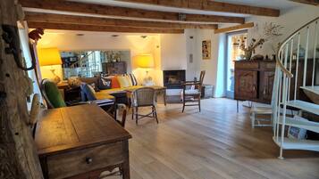 Een televisie en een stereo