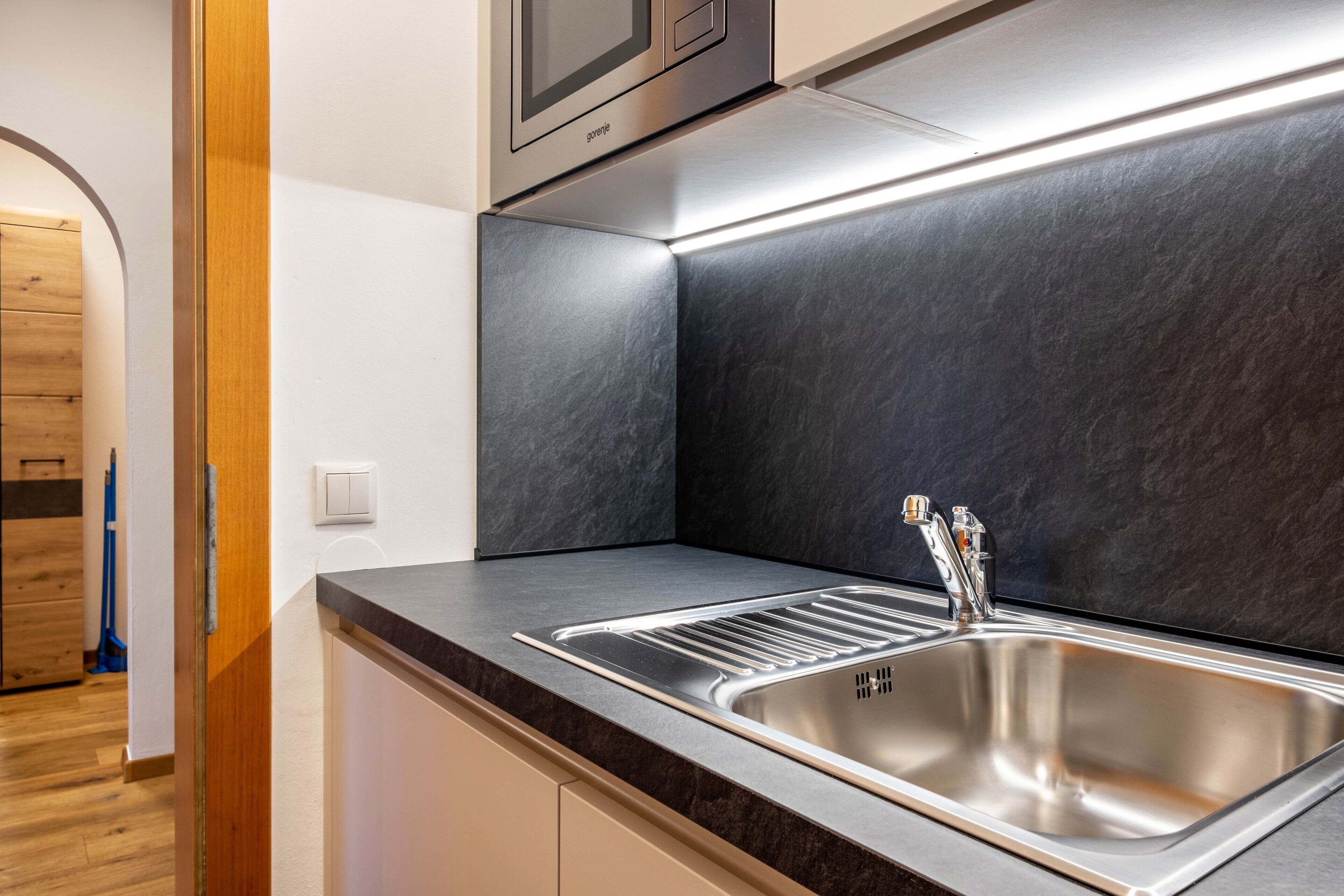 Kühlschrank, Mikrowelle, Herdplatte, Wasserkocher mit Kaffee-/Teezubehör