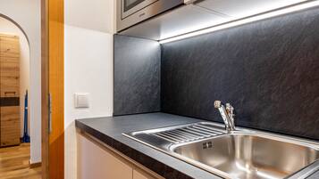 Kühlschrank, Mikrowelle, Herdplatte, Wasserkocher mit Kaffee-/Teezubehör