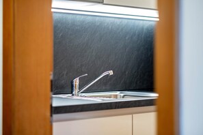 Réfrigérateur, micro-ondes, plaque de cuisson, cafetière/bouilloire