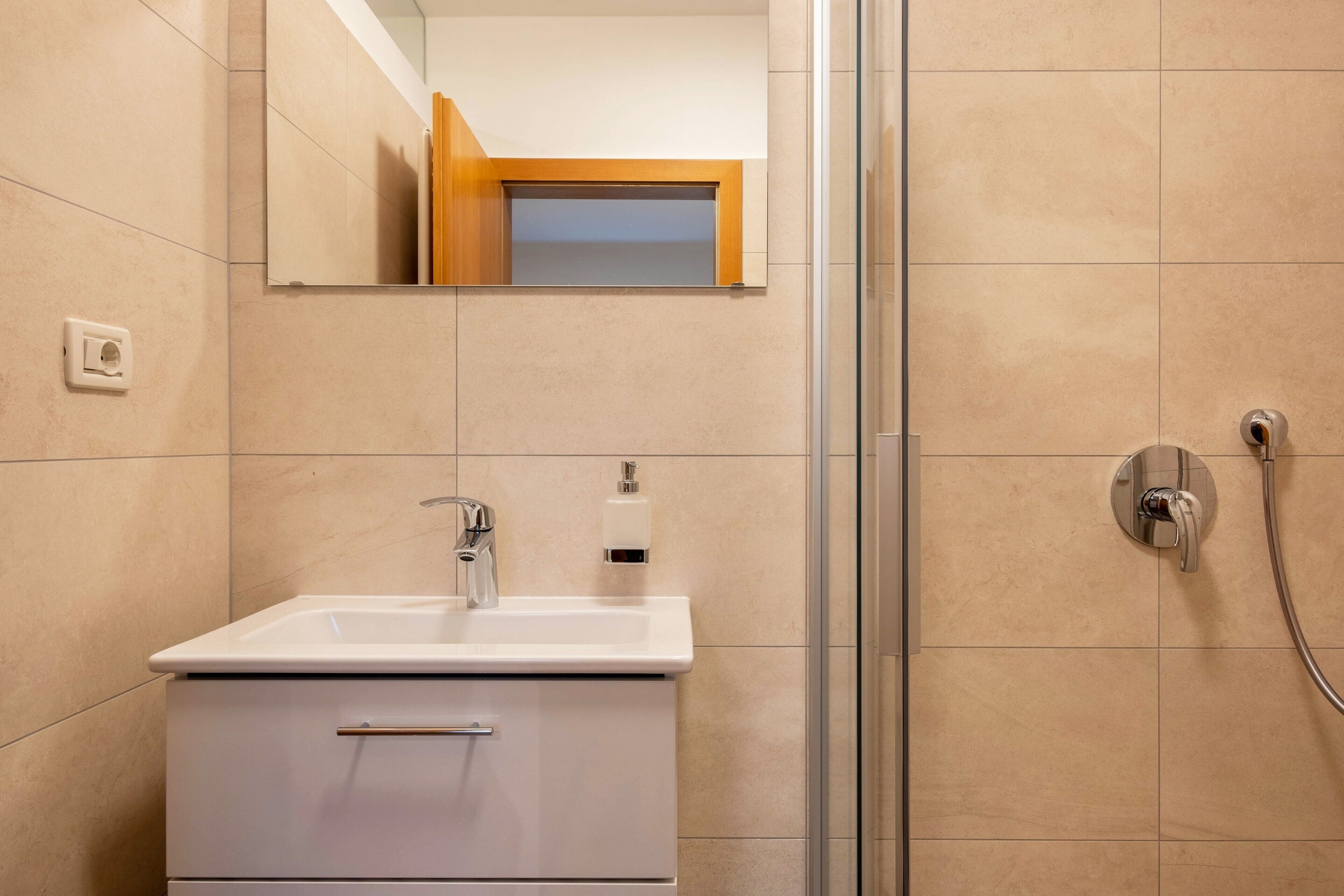 Dusche, Haartrockner, Handtücher