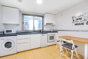 ثلاجة، ميكروويف، فرن، موقد طهي مسطح