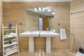 Een bad, een haardroger, handdoeken