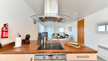 Apartment | Dapur peribadi | Peti sejuk/penyejuk beku saiz penuh, ketuhar gelombang mikro, ketuhar