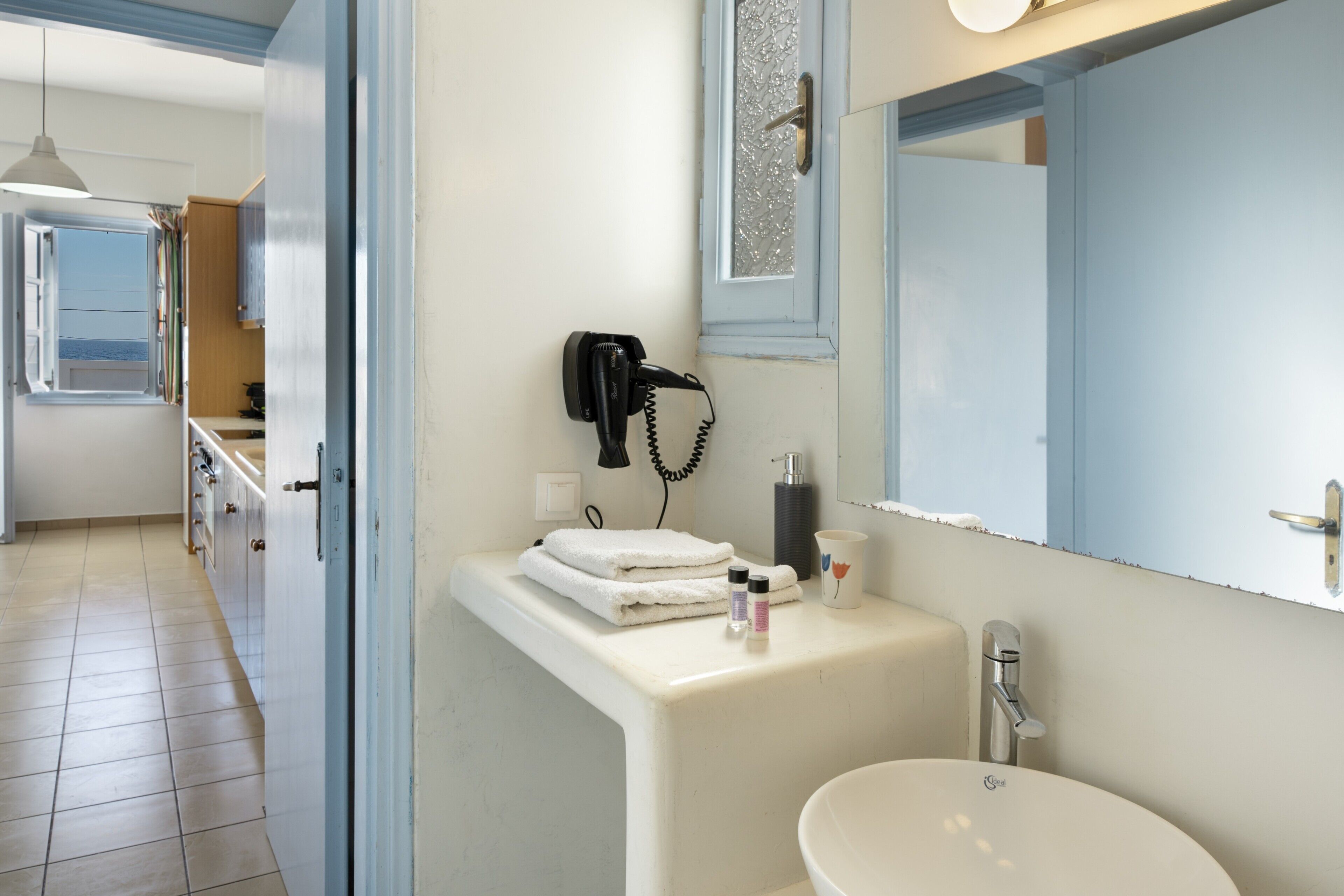 Douche, sèche-cheveux, serviettes fournies