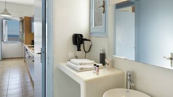 Douche, sĂšche-cheveux, serviettes fournies