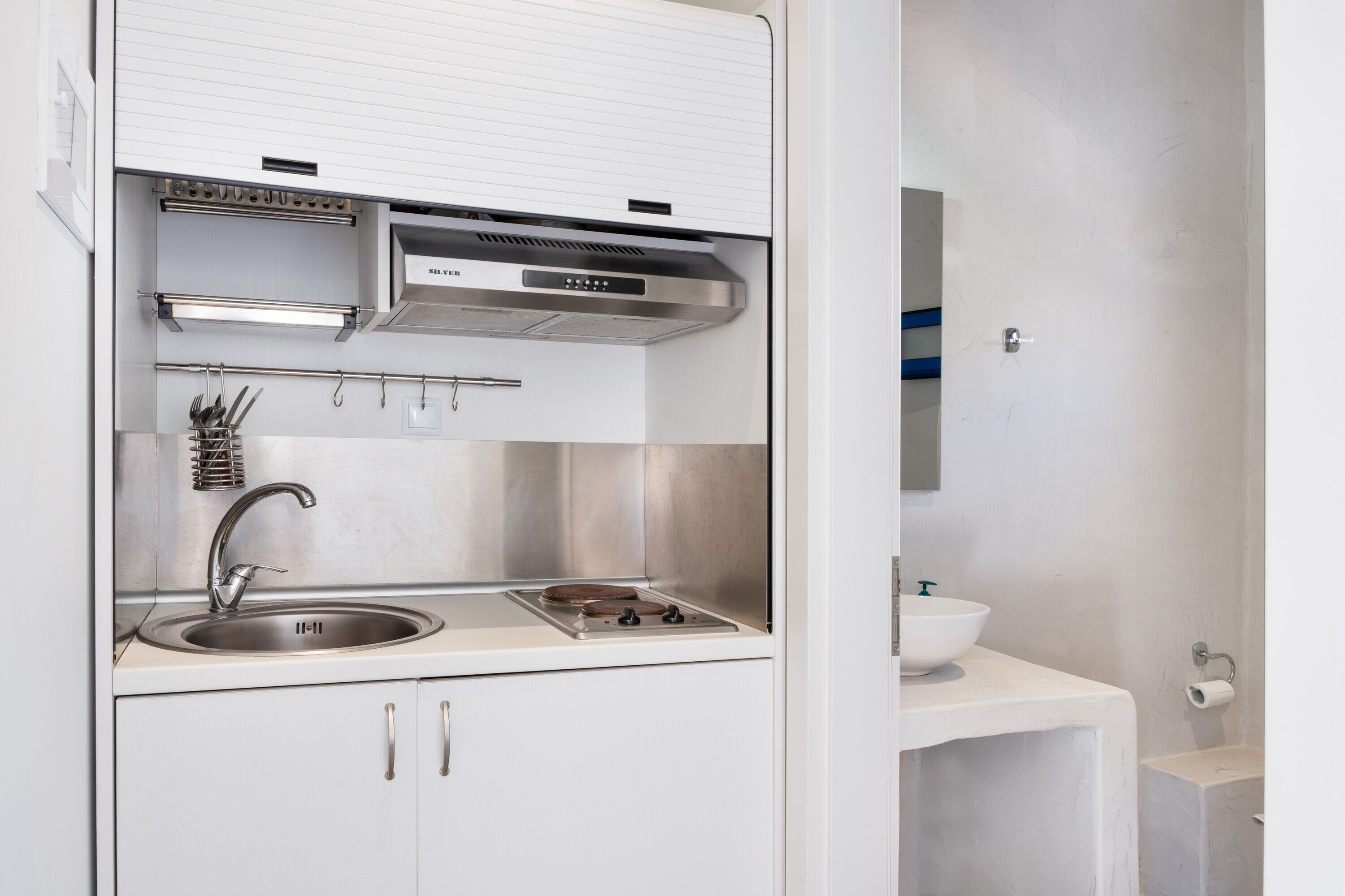 Kühlschrank, Herdplatte, Wasserkocher mit Kaffee-/Teezubehör