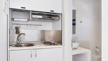 Frigorifero, piano cottura, macchina per tè/caffè