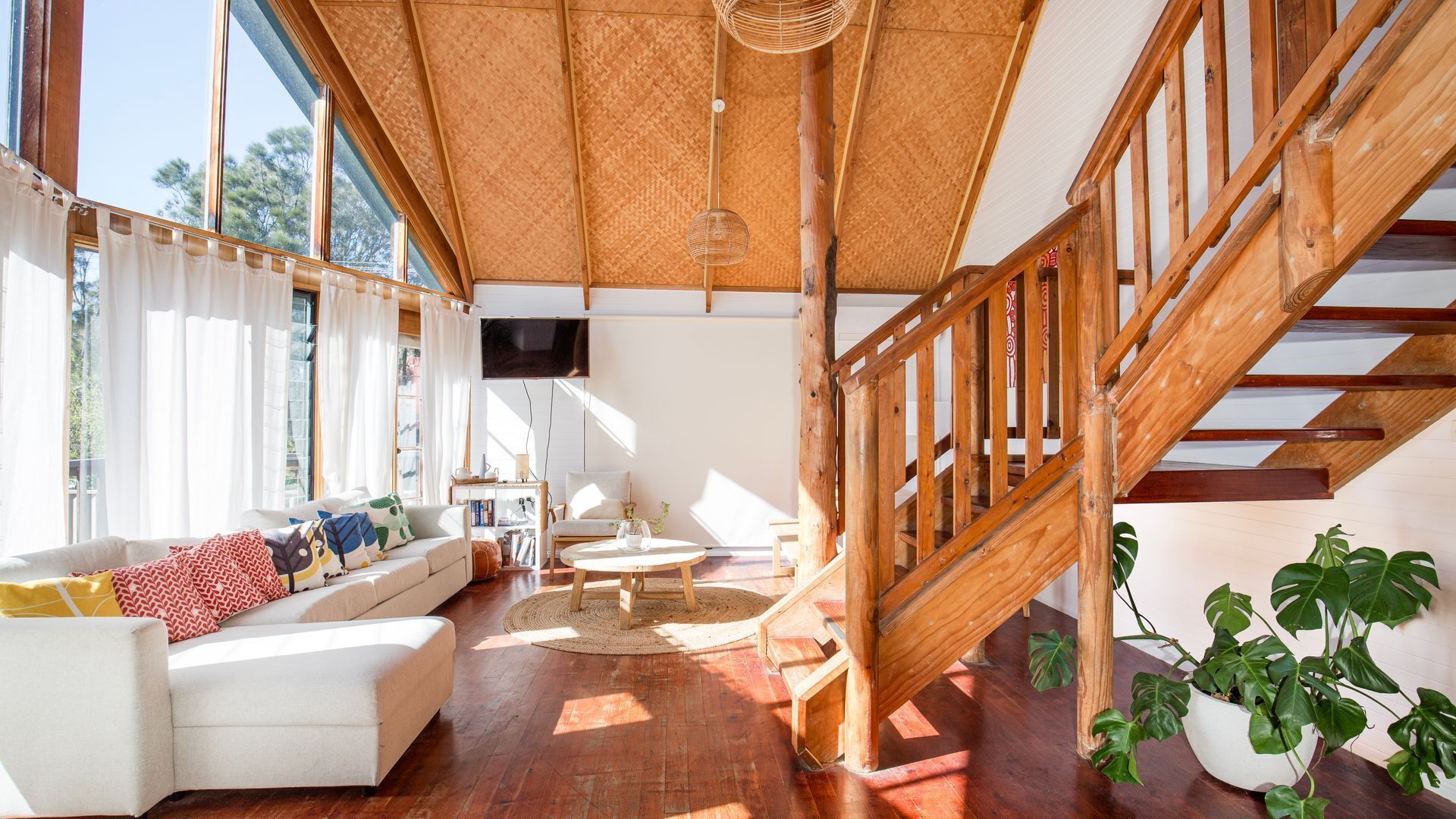 Smart TV, chimenea, libros y estéreo 