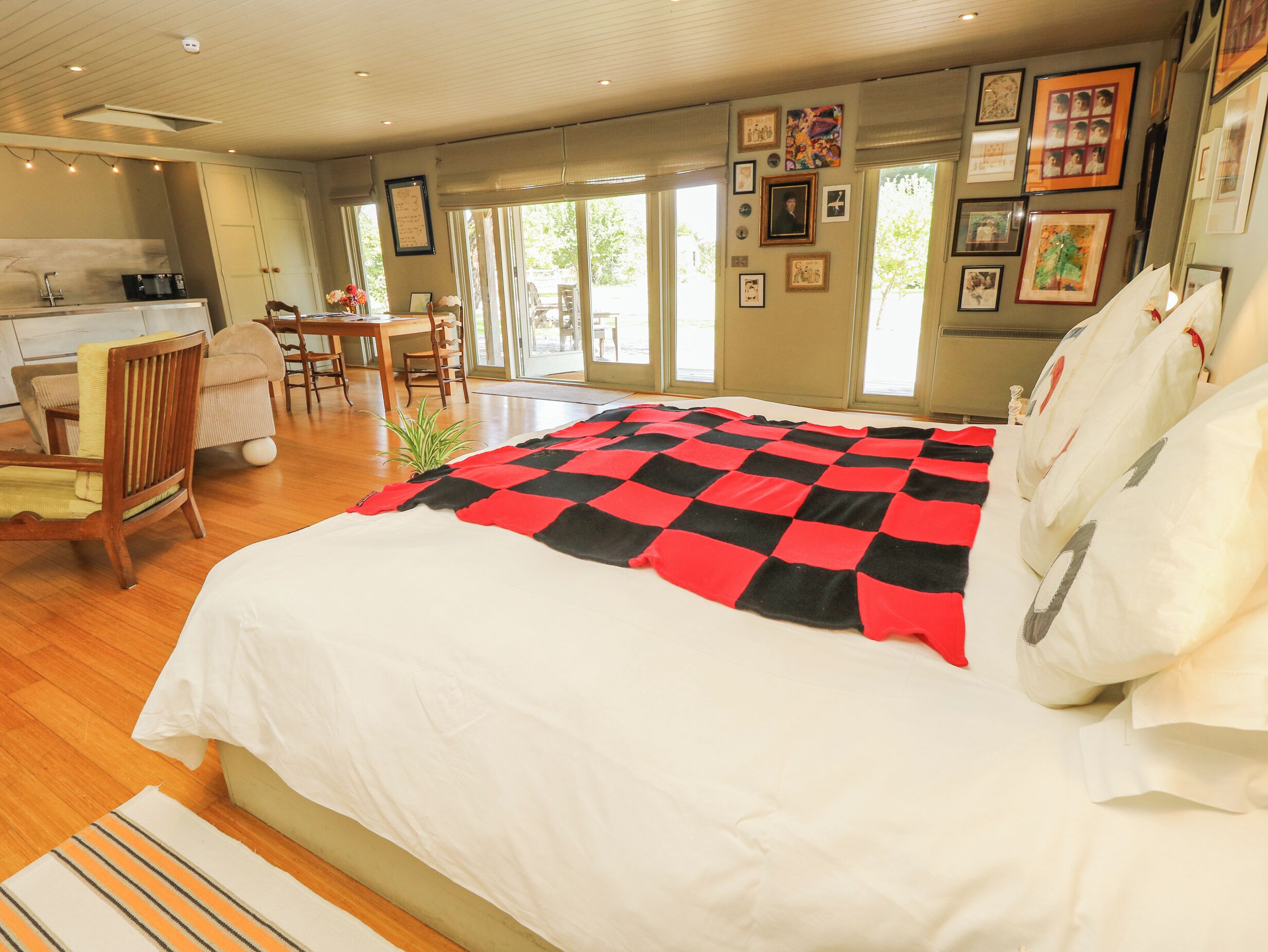 1 habitación, decoración personalizada y muebles diferentes 