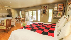 Un dormitorio con una cama grande, una zona de comedor y una cocina.
