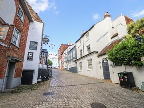 Exterior - Lymington Lodge (Lymington)