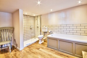 Habitació Deluxe, 1 llit de matrimoni gran | Bany | Articles de tocador gratuïts, assecador de cabells i tovalloles 