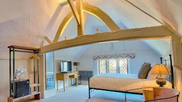 Deluxe Room, 1 King Bed | Iron/ironing board, free WiFi